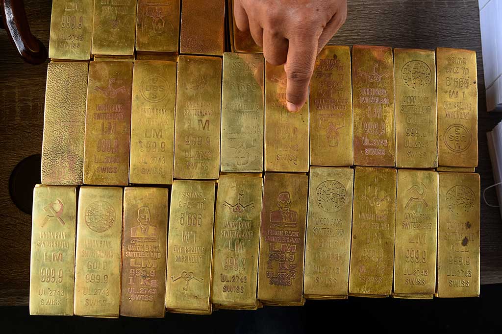 Polisi menunjukkan barang bukti berupa emas batangan dari tersangka penipu Dimas Kanjeng Taat Pribadi.