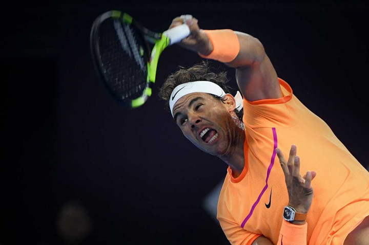 Rafael Nadal melancarkan servis ke arah Grigor Dimitrov.