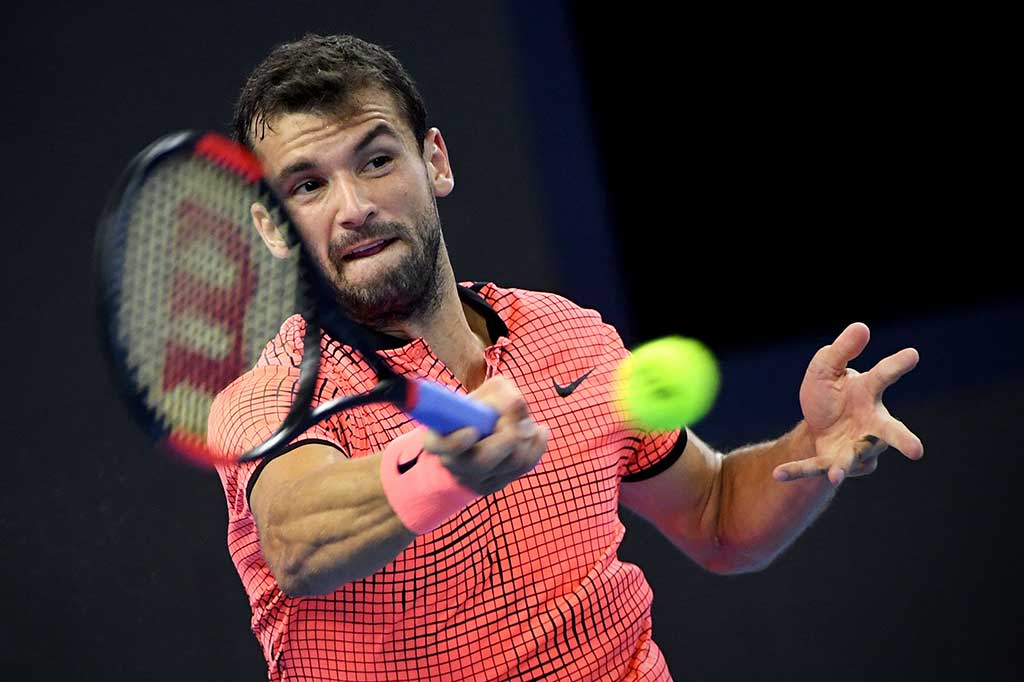 Dimitrov berusaha mengembalikan bola ke arah Nadal.