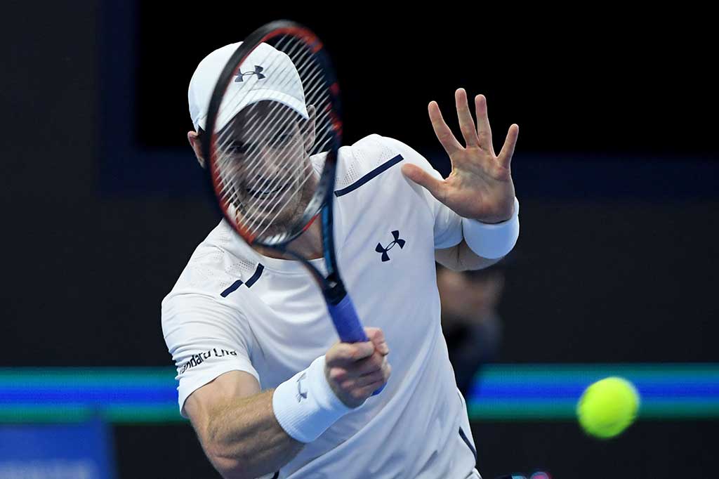 Andy Murray melancarkan pukulan ke arah Kyle Edmund