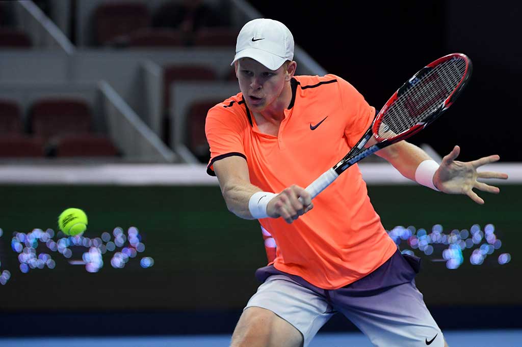 Edmund berusaha mengembalikan bola ke arah Murray.