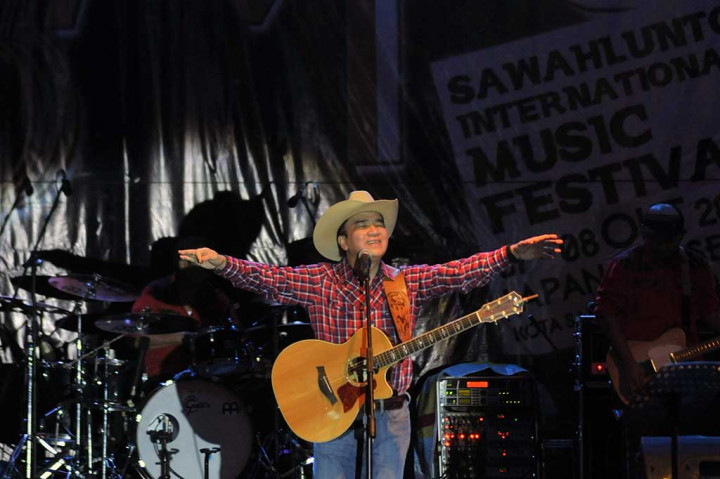 Musisi country, Tantowi Yahya bersama The Old Friend tampil pada Simfes 2016.