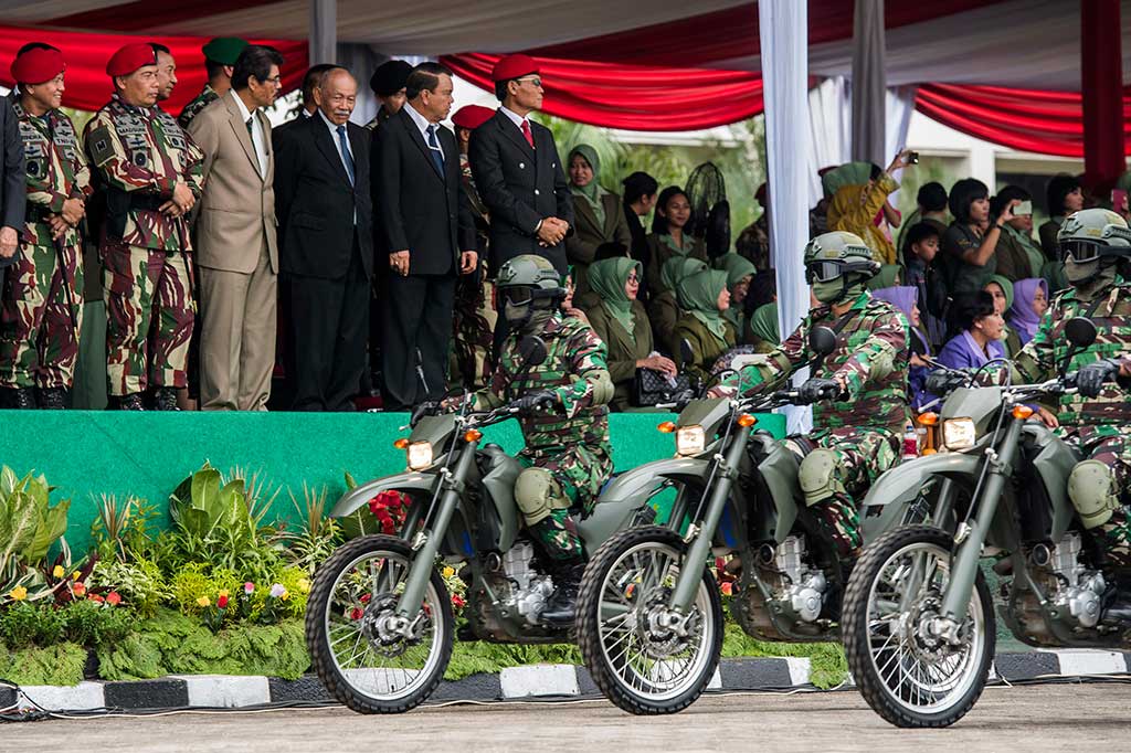 Mayjen M Herindra (kiri) didampingi Brigjen Madsuni menyaksikan defile pasukan.