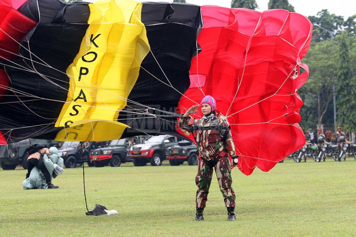 Atraksi terjun payung juga meramaikan upacara serah terima jabatan Danjen Kopassus.