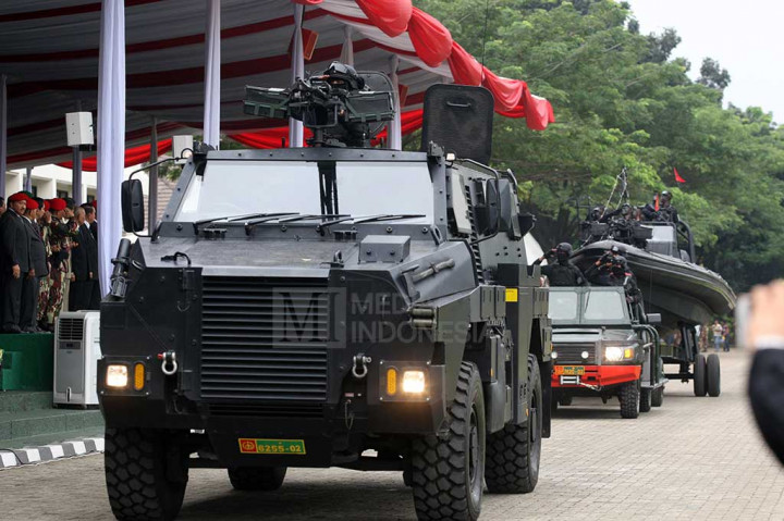 Defile kendaraan tempur milik Kopassus melintasi tamu undangan.