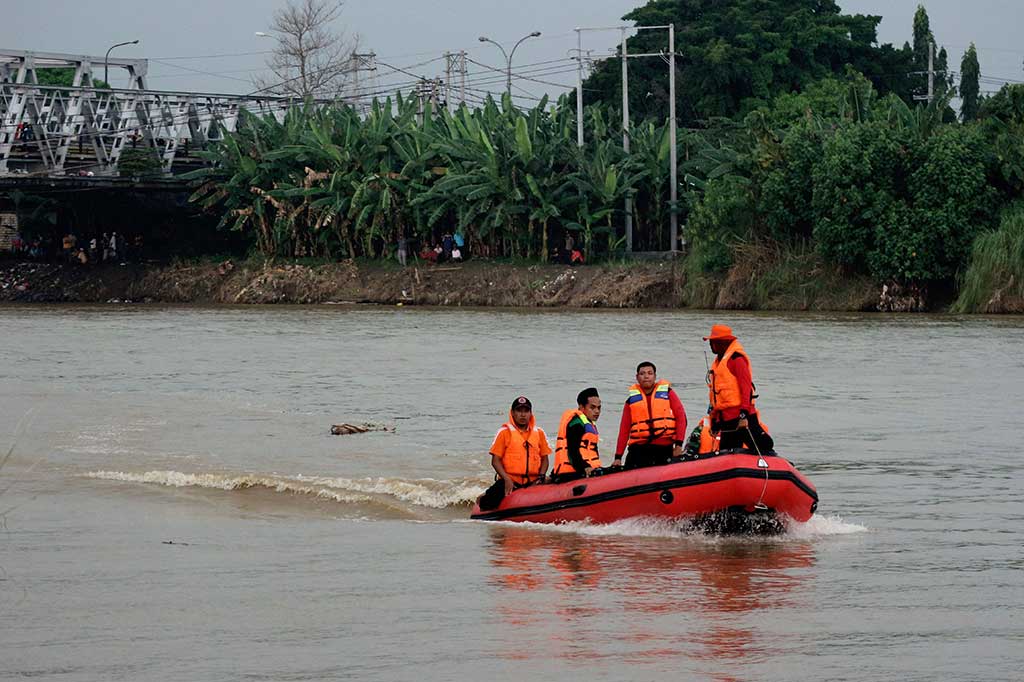 Tim SAR gabungan menyisir perairan Bengawan Solo untuk mencari tujuh santri Langitan korban terbaliknya perahu tambang.