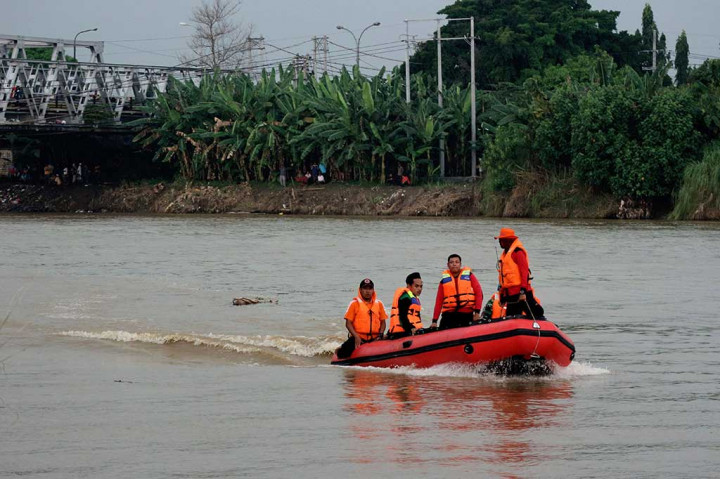 Tim SAR gabungan menyisir perairan Bengawan Solo untuk mencari tujuh santri Langitan korban terbaliknya perahu tambang.