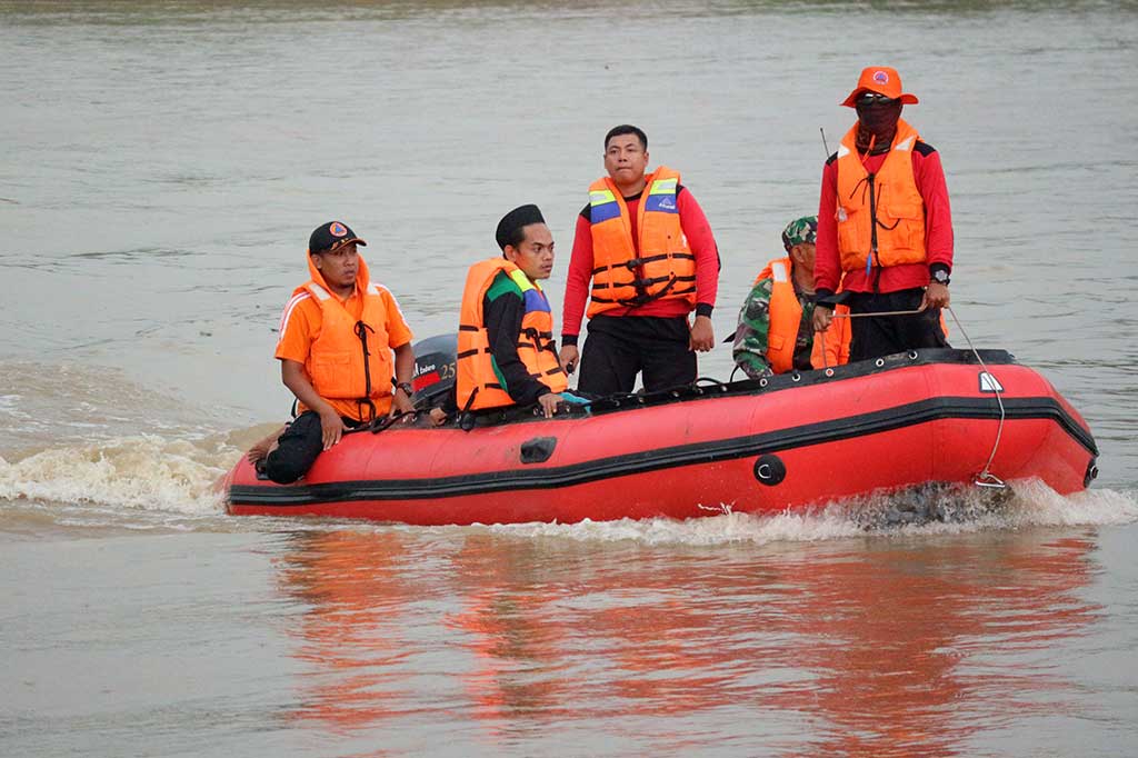Tim SAR mengerahkan 10 perahu karet untuk melakukan penyisiran di Bengawan Solo dengan radius tertentu.