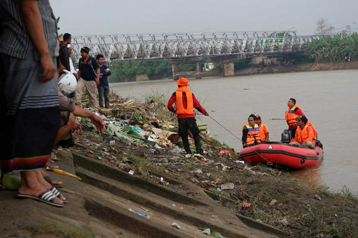 korban terkendala keruhnya air dan derasnya arus sungai.