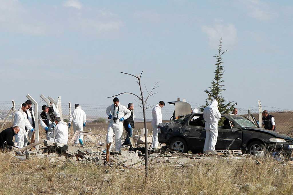 Ahli forensik melakukan penyelidikan untuk menemukan barang bukti di lokasi ledakan bom bunuh diri di Haymana, pinggiran Ibu Kota Ankara.
