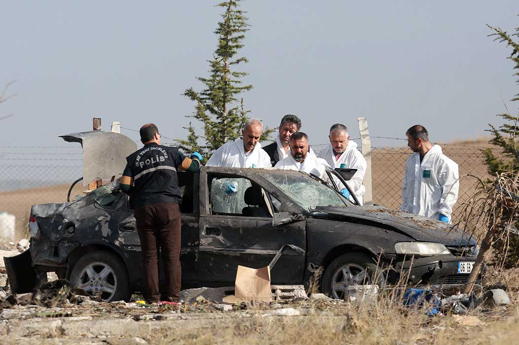 Sebelumnya, polisi tengah melancarkan operasi untuk menangkap pasangan yang diduga merencanakan serangan bom bunuh diri di Ankara. Namun keduanya menolak menyerah dan meledakkan diri.