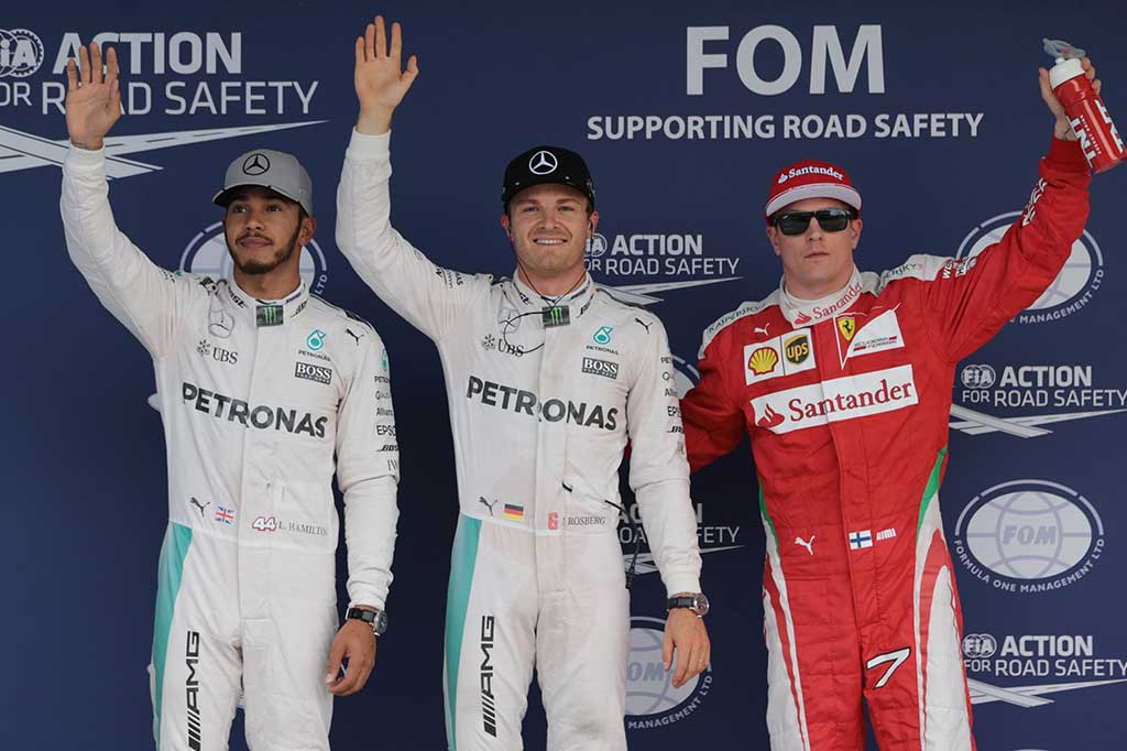Pembalap Mercedes Nico Rosberg menangkat tangan bersama rekan setimnya Lewis Hamilton dan pembalap Ferrari Kimi Raikkonen usai kualifikasi GP F1 Jepang.