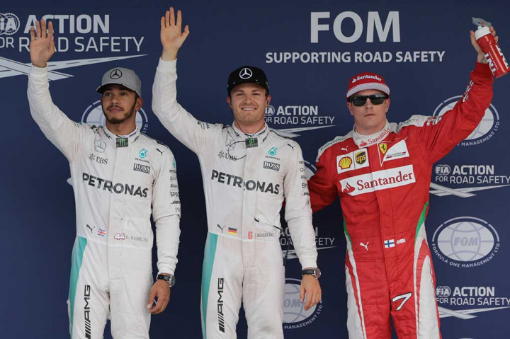 Pembalap Mercedes Nico Rosberg menangkat tangan bersama rekan setimnya Lewis Hamilton dan pembalap Ferrari Kimi Raikkonen usai kualifikasi GP F1 Jepang.
