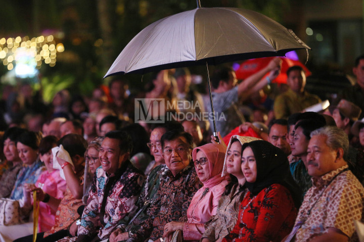 Wakil Presiden Jusuf Kalla (tengah) bersama Ibu Mufidah Jusuf Kalla, Presiden TAFISA Ju Ho-Chang (kiri JK), Menpora Imam Nahrawi, Menko PMK Puan Maharani, Menkominfo Rudiantara, Menlu Retno Marsudi, Ketua Panitia TAFISA Hayono Isman hadir dalam pembukaan TAFISA World Sport for All Games 2016, di pantai ABC Ancol, Jakarta, Sabtu (8/10/2016).