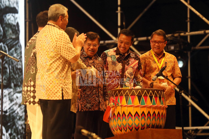 Wakil Presiden Jusuf Kalla (tengah) bersama Presiden TAFISA Ju Ho-Chang, Menpora Imam Nahrawi, Menko PMK Puan Maharani, Menkominfo Rudiantara, Menlu Retno Marsudi, Ketua Panitia TAFISA Hayono Isman saat pembukaan TAFISA World Sport for All Games 2016, di pantai ABC Ancol, Jakarta, Sabtu (8/10/2016).