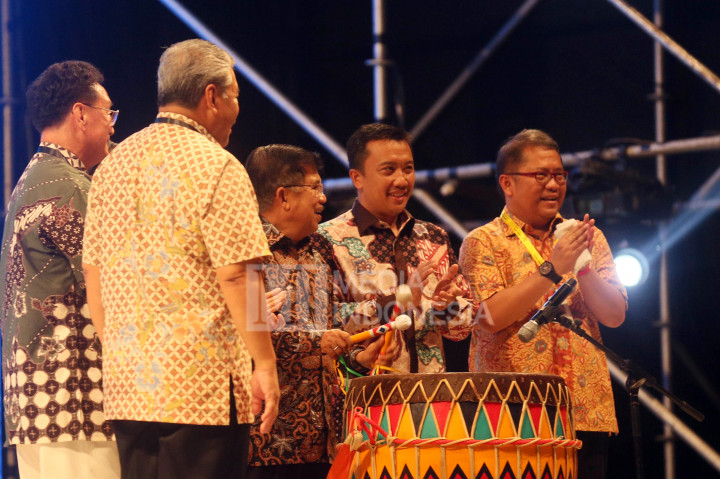 Wakil Presiden Jusuf Kalla (tengah) bersama Presiden TAFISA Ju Ho-Chang, Menpora Imam Nahrawi, Menko PMK Puan Maharani, Menkominfo Rudiantara, Menlu Retno Marsudi, Ketua Panitia TAFISA Hayono Isman saat pembukaan TAFISA World Sport for All Games 2016, di pantai ABC Ancol, Jakarta, Sabtu (8/10/2016).