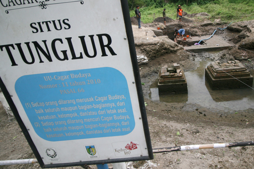 Tim Balai Pelestarian Cagar Budaya (BPCB) Jawa Timur melakukan ekskavasi candi yang diduga peninggalan masa kerajaan Kediri di Desa Tunglur, Kediri, Jawa Timur, Sabtu (8/10/2016).