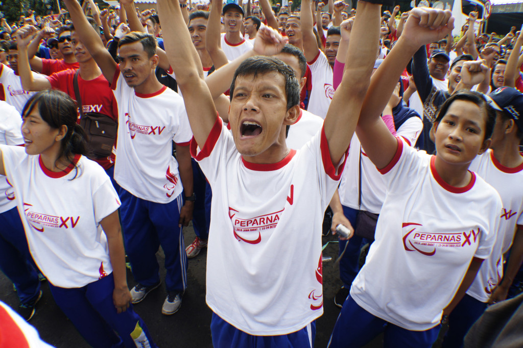 Kontingen Peparnas XV Jabar mengikuti acara Sosialisasi Pekan Paralimpiade Nasional (Peparnas) XV di kawasan Dago, Bandung, Jawa Barat, Minggu (9/10/2016).