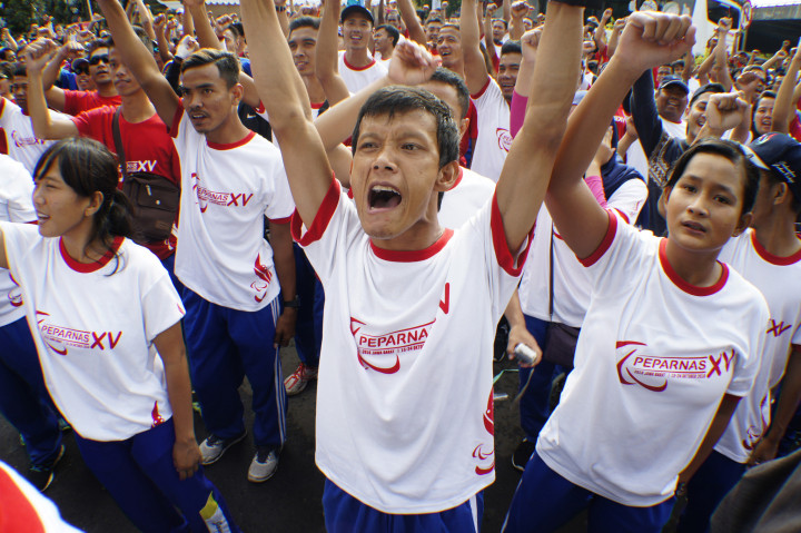 Kontingen Peparnas XV Jabar mengikuti acara Sosialisasi Pekan Paralimpiade Nasional (Peparnas) XV di kawasan Dago, Bandung, Jawa Barat, Minggu (9/10/2016).