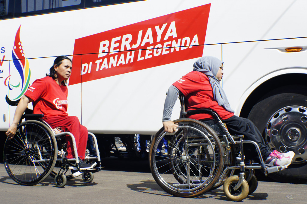 Kontingen Peparnas XV Jabar berjalan usai mengikuti acara Sosialisasi Peparnas XV di kawasan Dago, Bandung, Jawa Barat, Minggu (9/10/2016).