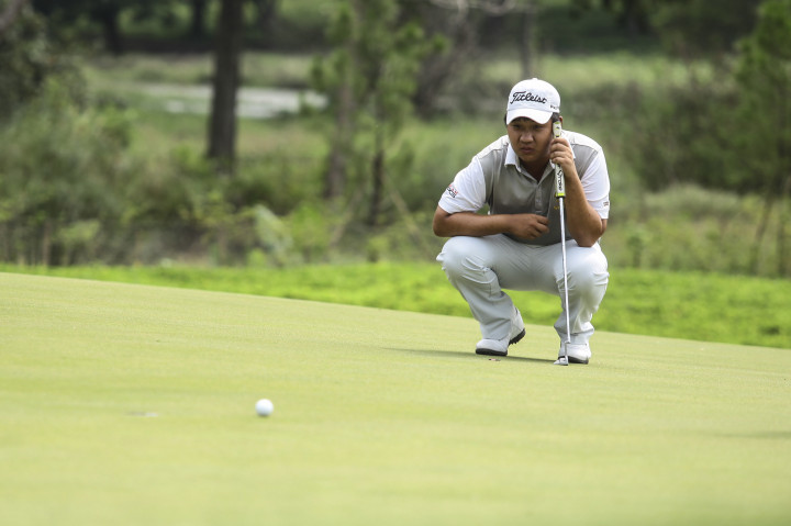 Pegolf asal Thailand Poom Saksansin menganalisis arah pukulan dalam pertandingan grand final turnamen golf BNI Indonesian Masters 2016 di Royale Jakarta Golf Club, Jakarta, Minggu (9/10/2016).