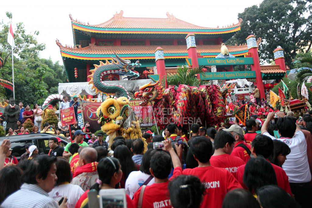 Suasana peringatan hari lahir Nabi Kongzi (Zhi Sheng Dan) ke-2567 di kawasan Klenteng Kong Miao, Taman Mini Indonesia Indah, Jakarta, Minggu (9/10/2016).