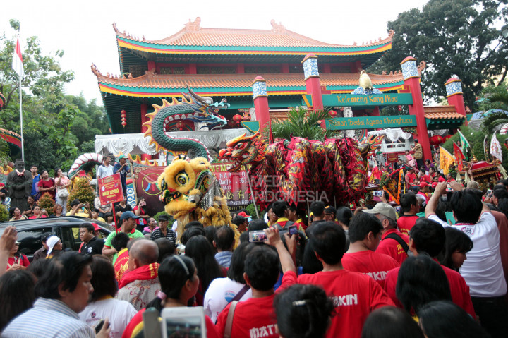 Suasana peringatan hari lahir Nabi Kongzi (Zhi Sheng Dan) ke-2567 di kawasan Klenteng Kong Miao, Taman Mini Indonesia Indah, Jakarta, Minggu (9/10/2016).