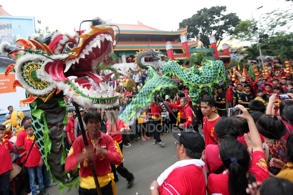 Suasana peringatan hari lahir Nabi Kongzi (Zhi Sheng Dan) ke-2567 di kawasan Klenteng Kong Miao, Taman Mini Indonesia Indah, Jakarta, Minggu (9/10/2016).