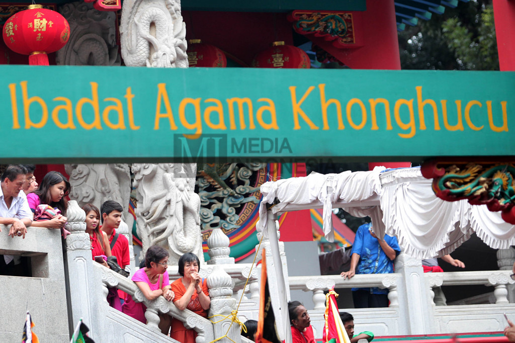 Suasana peringatan hari lahir Nabi Kongzi (Zhi Sheng Dan) ke-2567 di kawasan Klenteng Kong Miao, Taman Mini Indonesia Indah, Jakarta, Minggu (9/10/2016).
