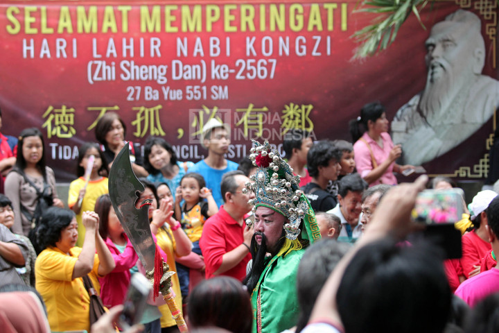 Suasana peringatan hari lahir Nabi Kongzi (Zhi Sheng Dan) ke-2567 di kawasan Klenteng Kong Miao, Taman Mini Indonesia Indah, Jakarta, Minggu (9/10/2016).