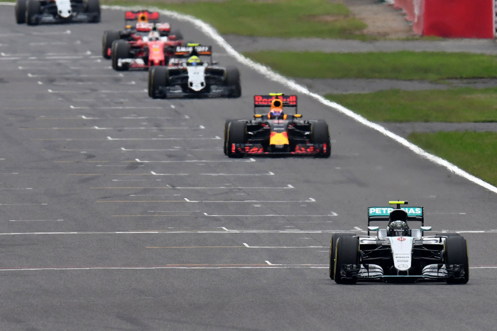 Nico Rosberg berhasil menjaga posisinya di lap pertama di Sirkuit Suzuka, Minggu (9/10/2016).