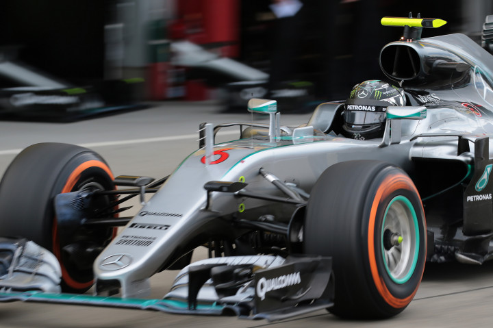 Pembalap Mercedes, Nico Rosberg berhasil memimpin di lap ke-2