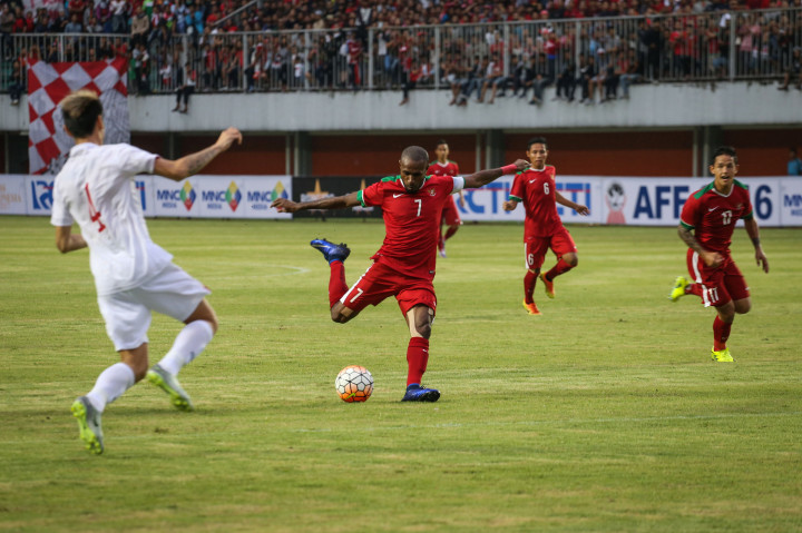 Pesepak bola timnas Indonesia Boaz Salossa (tengah) melepaskan tendangan dengan dikawal pemain Vietnam Dinh Tien Thanh (kiri) pada laga uji coba terakhir jelang Piala AFF di Stadion Maguwoharjo, Sleman, Yogyakarta, Minggu (9/10/2016).