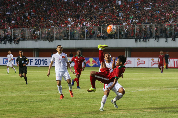 Pesepak bola timnas Indonesia Andik Vermansyah (tengah) melakukan tendangan balik pada laga uji coba terakhir jelang Piala AFF di Stadion Maguwoharjo, Sleman, Yogyakarta, Minggu (9/10/2016).