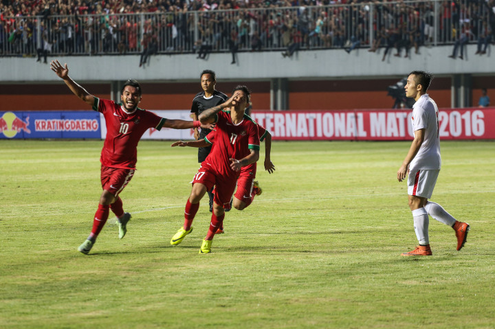 Pesepak bola timnas Indonesia Irfan Bachdim (tengah) melakukan selebarasi setelah mencetak gol pada laga laga uji coba terakhir jelang Piala AFF di Stadion Maguwoharjo, Sleman, Yogyakarta, Minggu (9/10/2016).