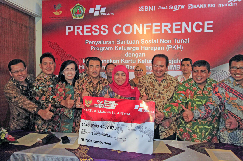 Mensos Khofifah Indar Parawansa (tengah) bersama Bupati Gianyar Anak Agung Gde Agung Bharata (keempat kanan), didampingi (dari kiri) Direktur Retail Banking Bank Mandiri Tardi, Direktur Kelembagaan BRI Kuswiyoto, Direktur Hubungan Kelembagaan & Transaksional BNI Adi Sulistyowati serta Koordinator Penyaluran Bansos Non Tunai PKH Himbara Suprajarto, berfoto saat sosialisasi dan ujicoba penyaluran bantuan sosial non tunai kepada masyarakat di Gianyar, Bali, Minggu (9/10/2016).