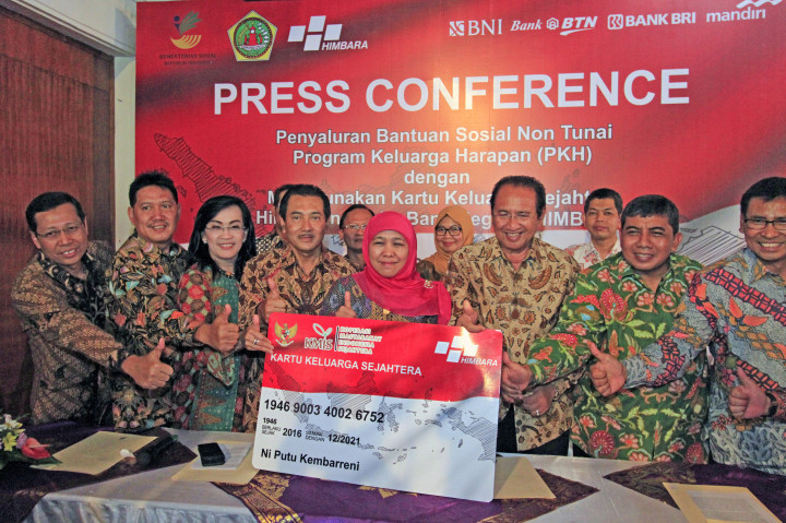 Mensos Khofifah Indar Parawansa (tengah) bersama Bupati Gianyar Anak Agung Gde Agung Bharata (keempat kanan), didampingi (dari kiri) Direktur Retail Banking Bank Mandiri Tardi, Direktur Kelembagaan BRI Kuswiyoto, Direktur Hubungan Kelembagaan & Transaksional BNI Adi Sulistyowati serta Koordinator Penyaluran Bansos Non Tunai PKH Himbara Suprajarto, berfoto saat sosialisasi dan ujicoba penyaluran bantuan sosial non tunai kepada masyarakat di Gianyar, Bali, Minggu (9/10/2016).