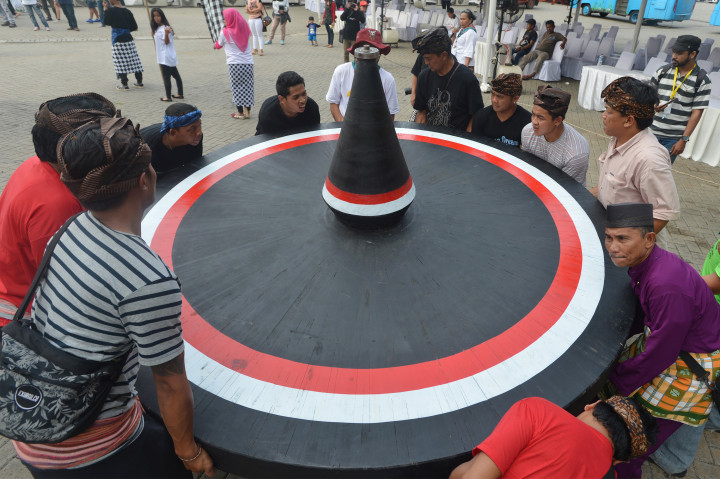 Peserta memainkan Gasing Raksasa Jero Tridatu pada ajang The 6th TAFISA World Sport for All Games 2016 di Ancol, Jakarta, Minggu (9/10/2016)