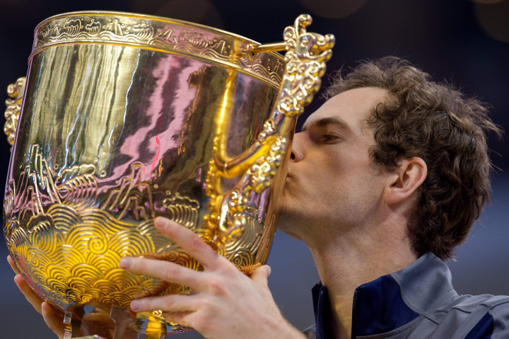 Andy Murray mengangkat trofi kelimanya di musim 2016 usai memenangkan Tiongkok Terbuka 2016.