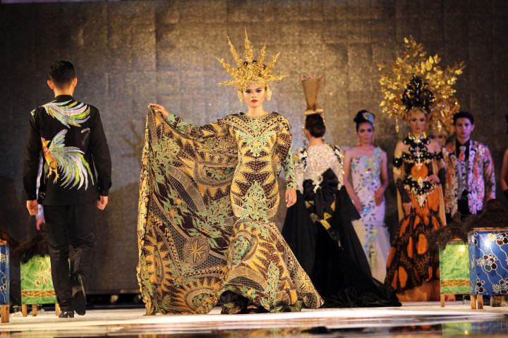 Sejumlah model memperagakan busana batik pada acara Banyuwangi Batik Festival di Taman Blambangan, Banyuwangi, Jawa Timur, Minggu (9/10/2016)