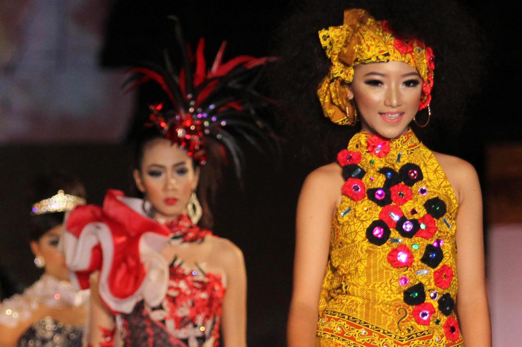 48 busana batik ditampilkan di gelaran Banyuwangi Batik Festival