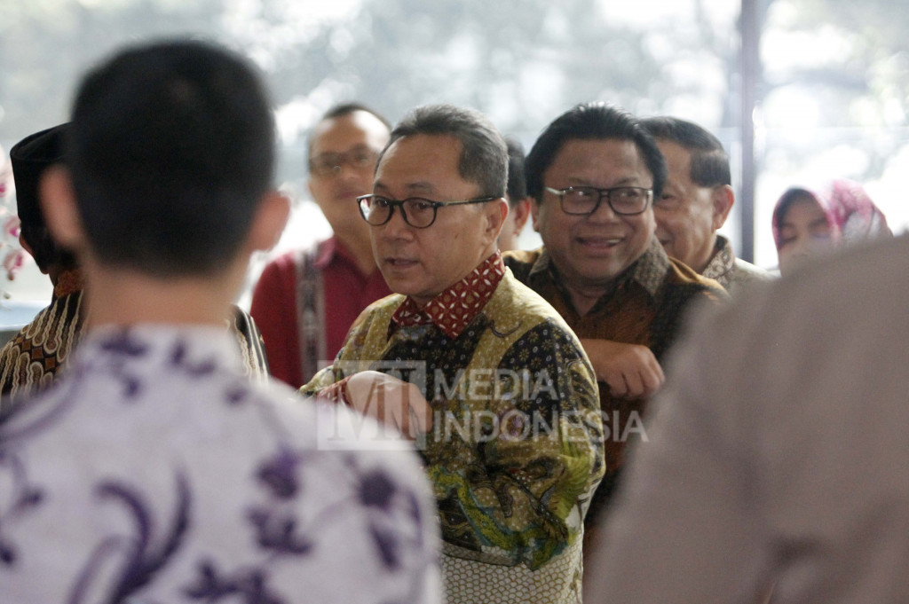 Ketua MPR RI Zulkifli Hasan (kiri) bersama Wakil Ketua Oesman Sapta menyambangi Gedung KPK, Jakarta, Senin (10/10/2016).
