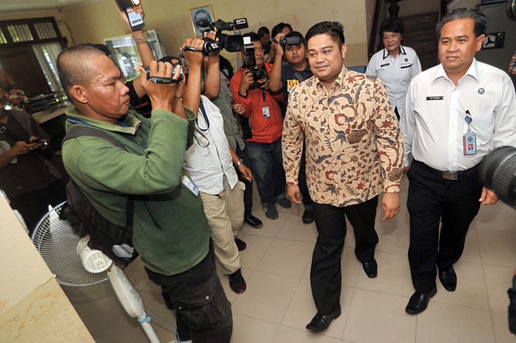 Anggota DPRD Kabupaten Padangpariaman, Januar Bakri (kedua kanan), didampingi Ketua Badan Narkotika Nasional Provinsi (BNNP) Sumbar, Ali Azhar (kanan), usai menjalani pemeriksaan narkoba, di Kantor BNNP, di Padang, Sumatera Barat, Senin (10/10/2016)