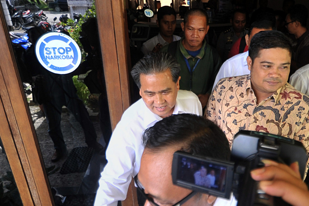 Anggota DPRD Kabupaten Padangpariaman, Januar Bakri (kanan), didampingi Ketua Badan Narkotika Nasional Provinsi (BNNP) Sumbar, Ali Azhar (kiri), usai menjalani pemeriksaan narkoba, di Kantor BNNP, di Padang, Sumatera Barat, Senin (10/10/2016)