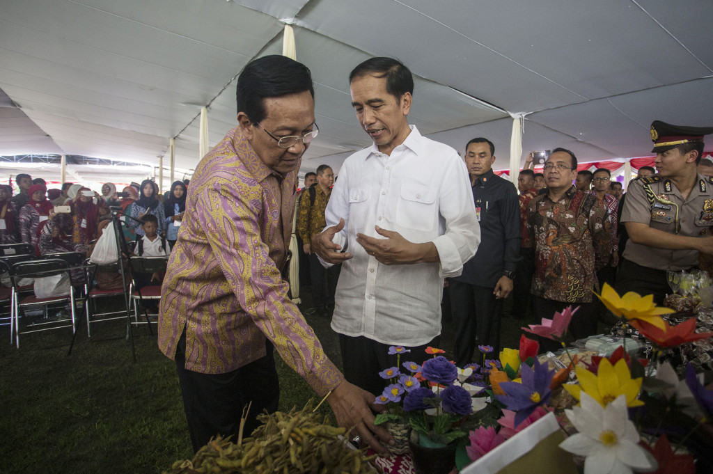 Presiden Joko Widodo didampingi Gubernur DI Yogyakarta Sri Sultan Hamengkubuwono X (kiri) meninjau produk UKM warga di Dusun Jasem, Srimulyo, Piyungan, Bantul, DI Yogyakarta, Senin (10/10/2016)