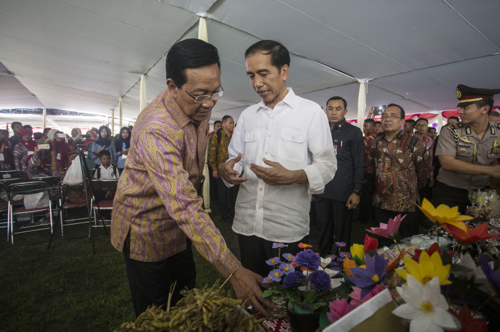 Presiden Joko Widodo didampingi Gubernur DI Yogyakarta Sri Sultan Hamengkubuwono X (kiri) meninjau produk UKM warga di Dusun Jasem, Srimulyo, Piyungan, Bantul, DI Yogyakarta, Senin (10/10/2016)