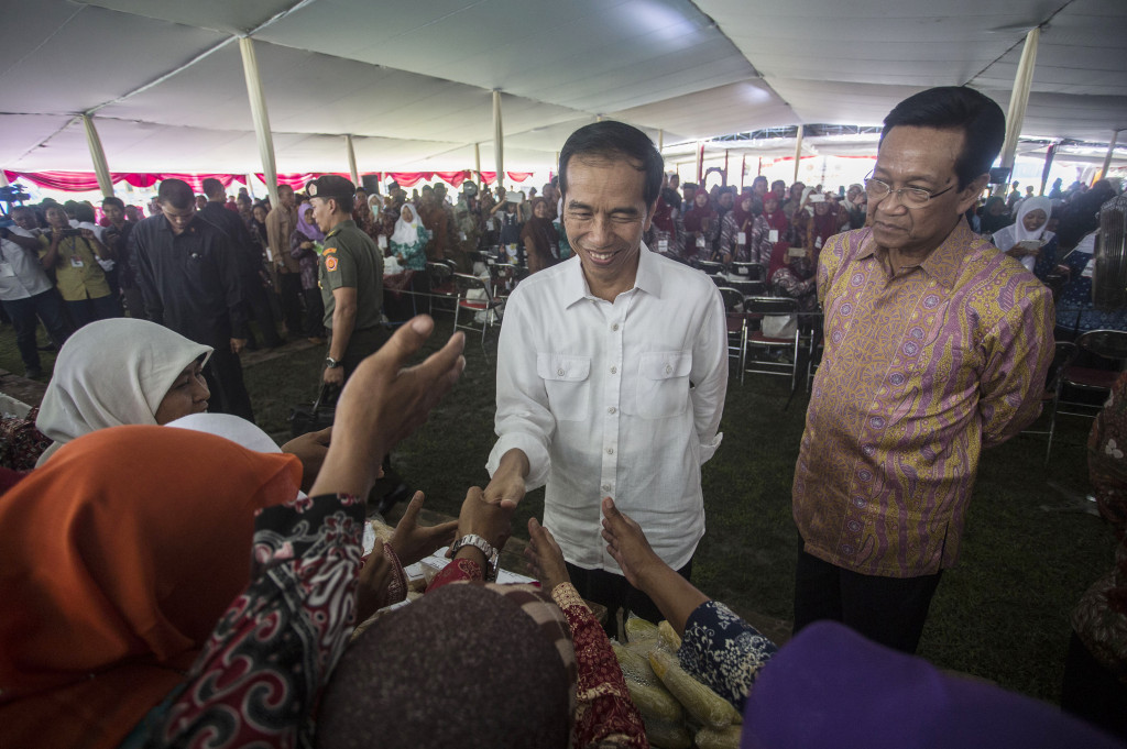Presiden Joko Widodo (kiri) didampingi Gubernur DI Yogyakarta Sri Sultan Hamengkubuwono X (kanan) meninjau produk UKM warga di Dusun Jasem, Srimulyo, Piyungan, Bantul, DI Yogyakarta, Senin (10/10/2016)
