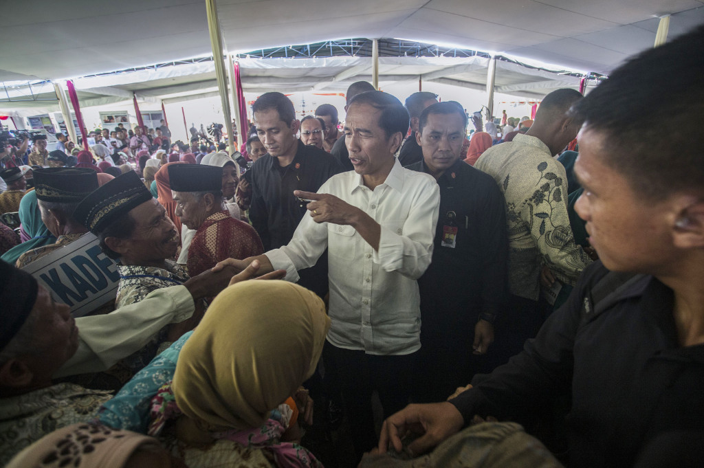Presiden Joko Widodo (tengah) bersalaman dengan warga saat berkunjung di kampung Keluarga Berencana (KB) di Dusun Jasem, Srimulyo, Piyungan, Bantul, DI Yogyakarta, Senin (10/10/2016).
