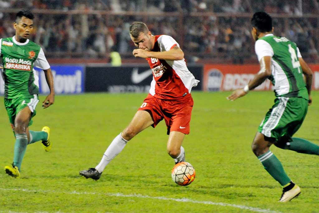 Pesepakbola PSM Makassar Willem Jan Puim (tengah) berusaha melewati dua pesepakbola PS TNI Hendri Aprillianto (kanan) dan Romy Agustiawan.