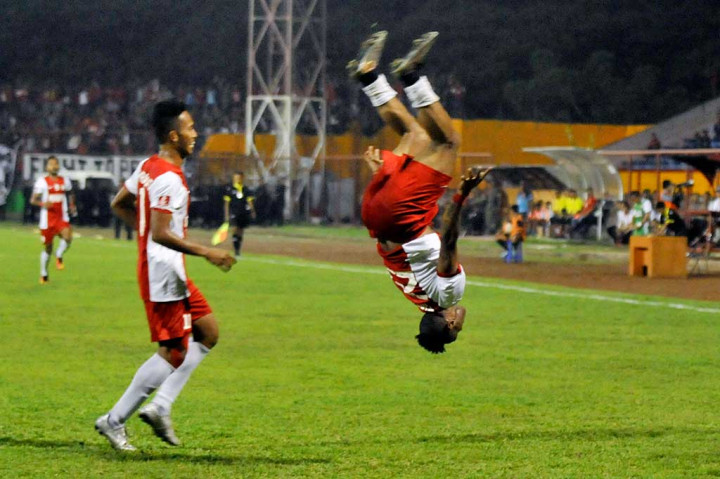 Titus Bonai melakukan selebrasi usai menjebol gawang PS TNI.